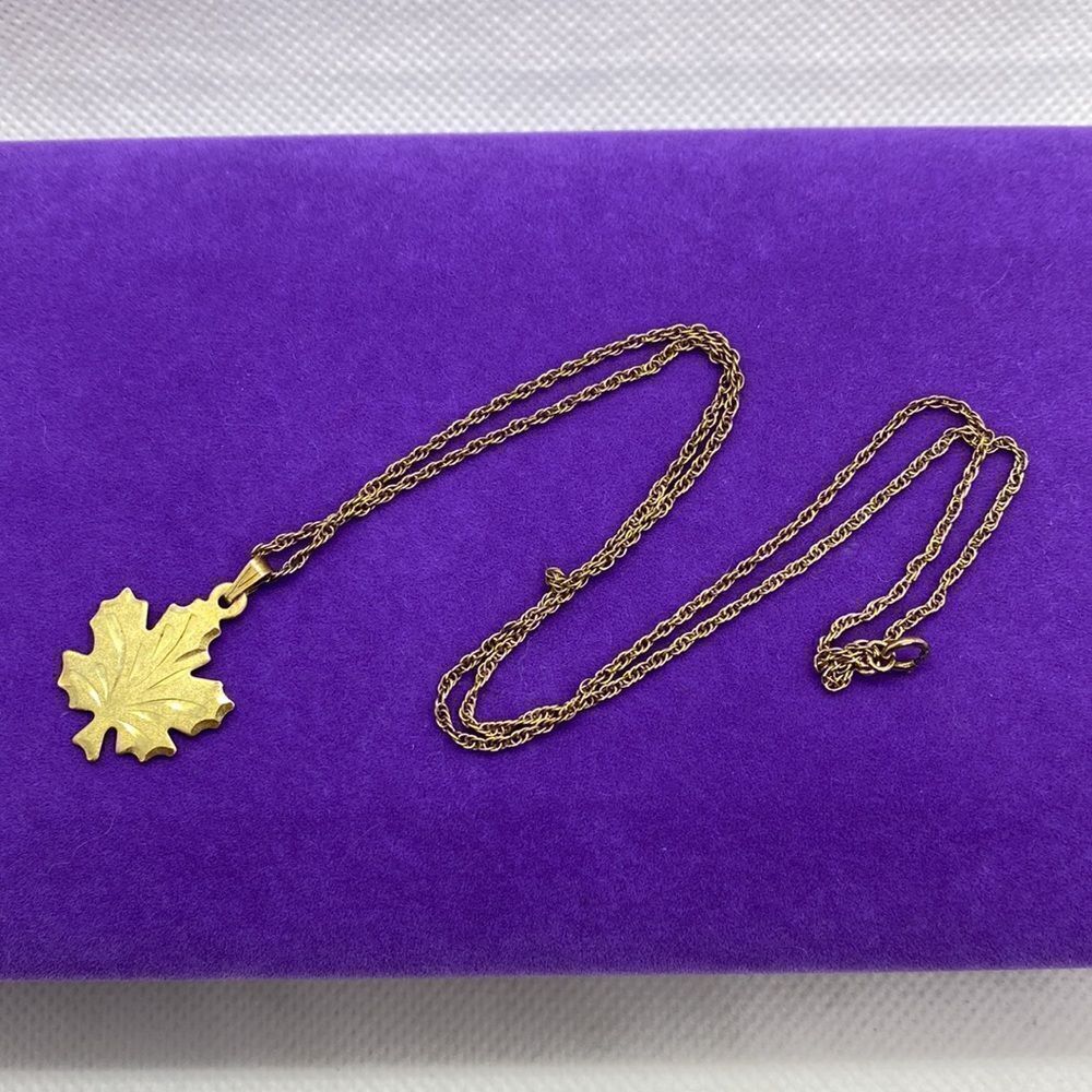 💛 925 Gold Plated Maple Leaf Necklace - Picture 3 of 4